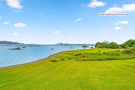 Photo of property in 15 Gill Avenue, Te Atatu Peninsula, Auckland, 0610