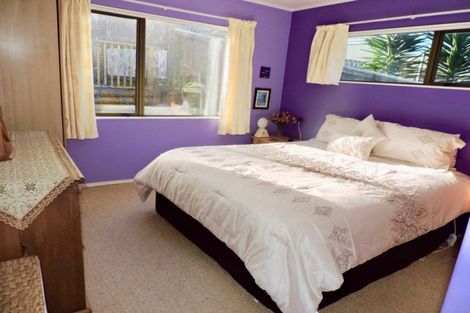 Photo of property in 4 Katarina Grove, Tawa, Wellington, 5028