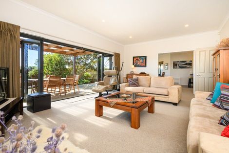 Photo of property in 48 Johnstone Drive, Fitzherbert, Palmerston North, 4410