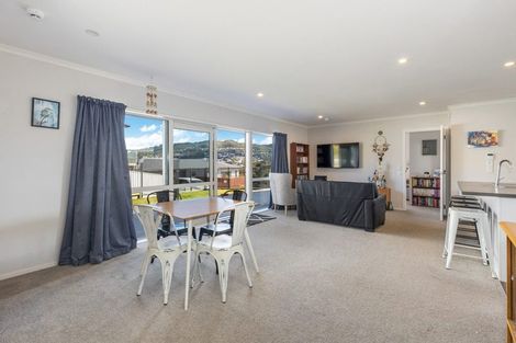 Photo of property in 11 Cirrus Close, Newlands, Wellington, 6037