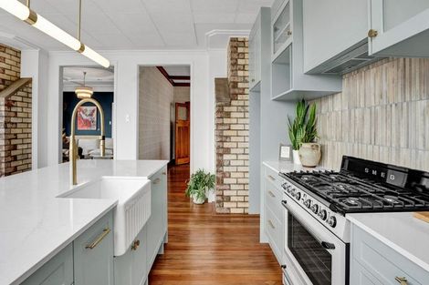 Photo of property in 10 Mangorei Road, Strandon, New Plymouth, 4312