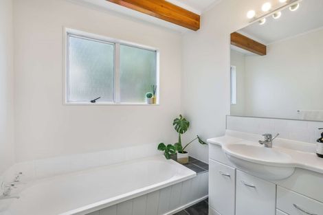 Photo of property in 8a Holiday Road, Stanmore Bay, Whangaparaoa, 0932