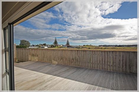 Photo of property in 25 Story Street, Foxton Beach, Foxton, 4815
