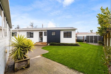 Photo of property in 100 Hillcrest Drive, Kelvin Grove, Palmerston North, 4414