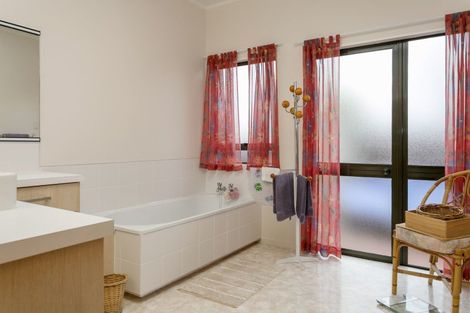 Photo of property in 5 Clarke Grove, Richmond Heights, Taupo, 3330