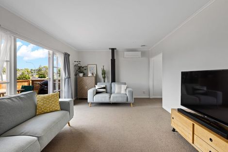 Photo of property in 15 Gill Avenue, Te Atatu Peninsula, Auckland, 0610