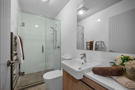 Photo of property in 2e Fowler Street, Northcote, Auckland, 0627