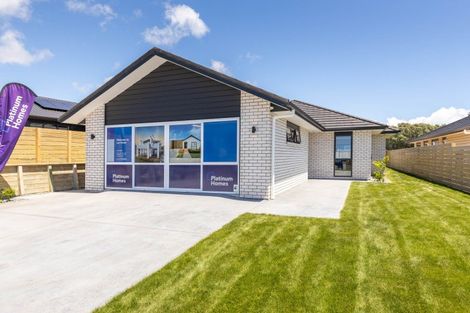 Photo of property in 8 Oakmont Crescent, Waiwhakaiho, New Plymouth, 4312