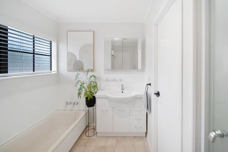 Photo of property in 6 Crestlands Place, Papakura, 2110