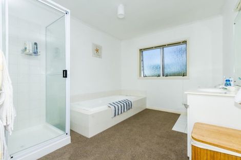 Photo of property in 8 Highwood Grove, Torbay, Auckland, 0630