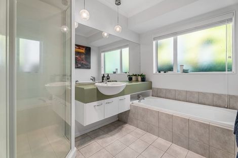 Photo of property in 31 Gillett Place, Botany Downs, Auckland, 2014