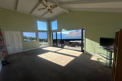 Photo of property in 92 Wynyard Crescent, Fernhill, Queenstown, 9300