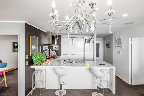 Photo of property in 72 Devonport Road, Tauranga, 3110