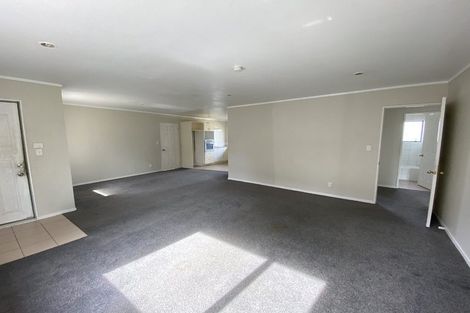Photo of property in 25 Ginders Drive, Massey, Auckland, 0614