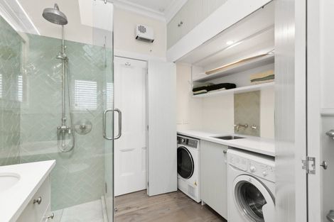 Photo of property in 10 Herald Terrace, Berhampore, Wellington, 6023