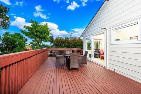 Photo of property in 2/10a Wernham Place, Northcote, Auckland, 0626