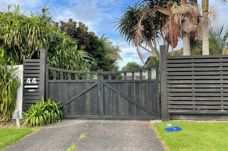Photo of property in 44 Beach Road, Te Atatu Peninsula, Auckland, 0610