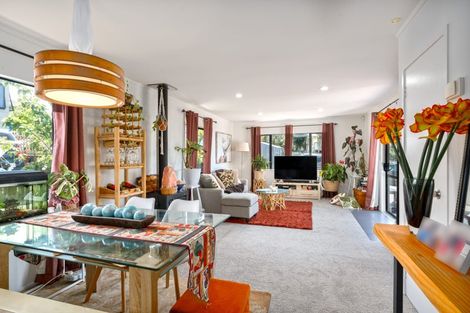 Photo of property in 3 Loughanure Place, Massey, Auckland, 0614