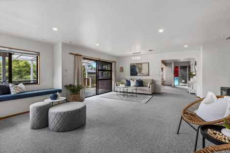 Photo of property in 28 Pohutukawa Avenue, Red Beach, 0932