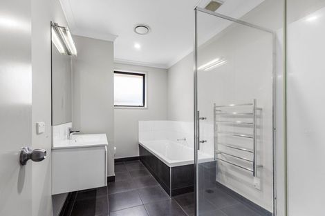 Photo of property in 8 Ballintoy Park Drive, Welcome Bay, Tauranga, 3175