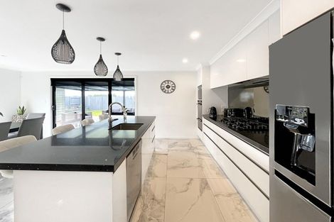 Photo of property in 104 Johnstone Drive, Fitzherbert, Palmerston North, 4410