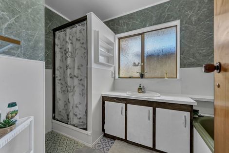 Photo of property in 17 Edgewater Parade, Waiuku, 2123