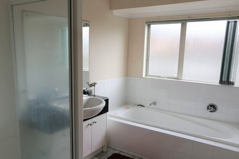 Photo of property in 14 Mellefont Close, East Tamaki Heights, Auckland, 2016