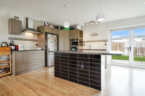 Photo of property in 17a/1 Tawa Road, Te Atatu Peninsula, Auckland, 0610