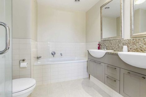 Photo of property in 2a/7 Frieston Road, Milford, Auckland, 0620