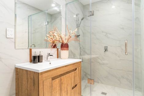 Photo of property in 26-28 Pomaria Road, Henderson, Auckland, 0610