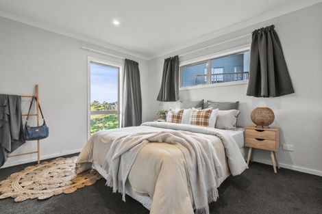 Photo of property in 1 Vaucluse Heights, Fitzherbert, Palmerston North, 4410