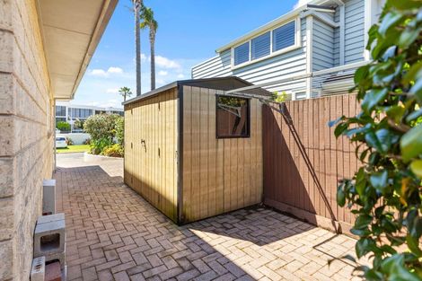 Photo of property in 15 Dungarvon Place, Clendon Park, Auckland, 2103