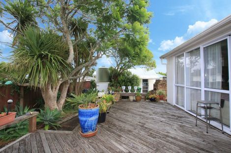 Photo of property in 5 Amberley Avenue, Te Atatu South, Auckland, 0610