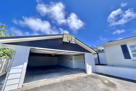Photo of property in 2 King Richard Place, Browns Bay, Auckland, 0630