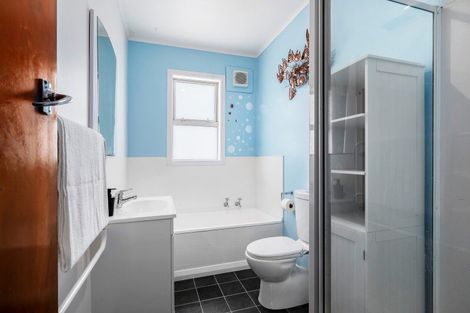 Photo of property in 70 Glanmire Road, Newlands, Wellington, 6037