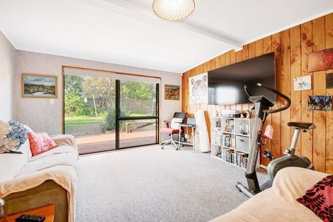 Photo of property in 2 Hand Road, Helensville, 0800