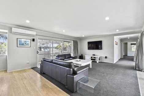Photo of property in 1 Frank Knight Place, Waiuku, 2123