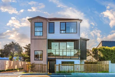 Photo of property in 858d East Coast Road, Northcross, Auckland, 0630