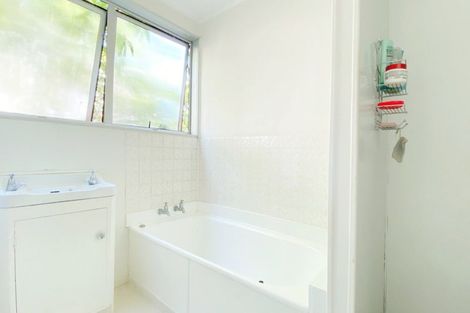 Photo of property in 10 Eastglen Road, Glen Eden, Auckland, 0602