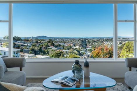 Photo of property in 21 Speedy Crescent, Hillcrest, Auckland, 0627