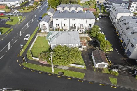 Photo of property in 2 Keeling Road, Henderson, Auckland, 0612