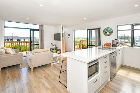 Photo of property in 1 Kapuarangi Lane, Papakura, 2110