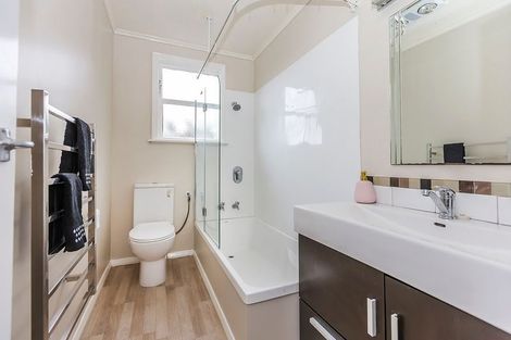 Photo of property in 135 Ruskin Road, Newlands, Wellington, 6037