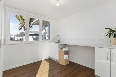 Photo of property in 4 Neil Avenue, Te Atatu Peninsula, Auckland, 0610