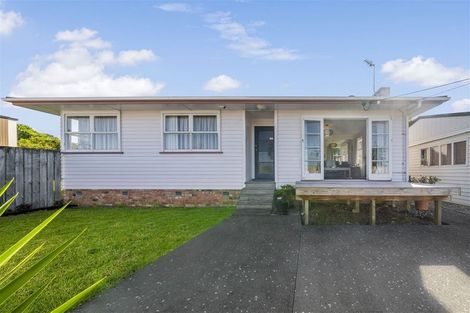 Photo of property in 7 Beach Road, Te Atatu Peninsula, Auckland, 0610