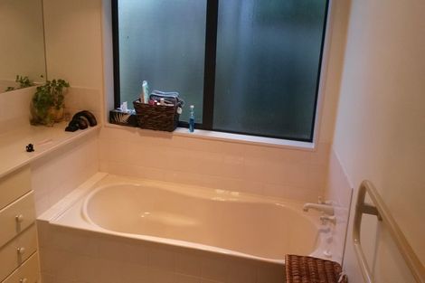 Photo of property in 17 Copplestone Place, New Lynn, Auckland, 0600