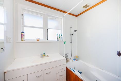 Photo of property in 27 Crewe Crescent, Hokowhitu, Palmerston North, 4410