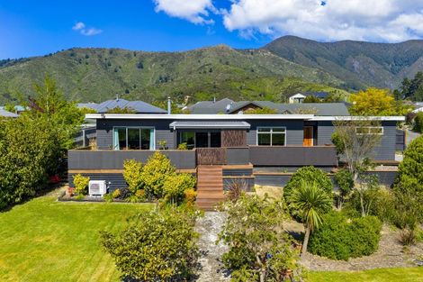 Photo of property in 11 Glentui Place, Waikawa, Picton, 7220