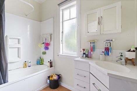 Photo of property in 2 Keeling Road, Henderson, Auckland, 0612