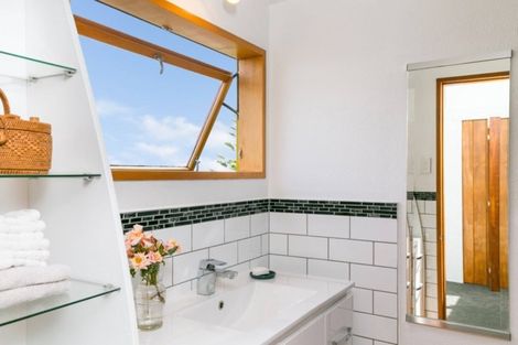 Photo of property in 6 Nakora Road, Karaka Bays, Wellington, 6022